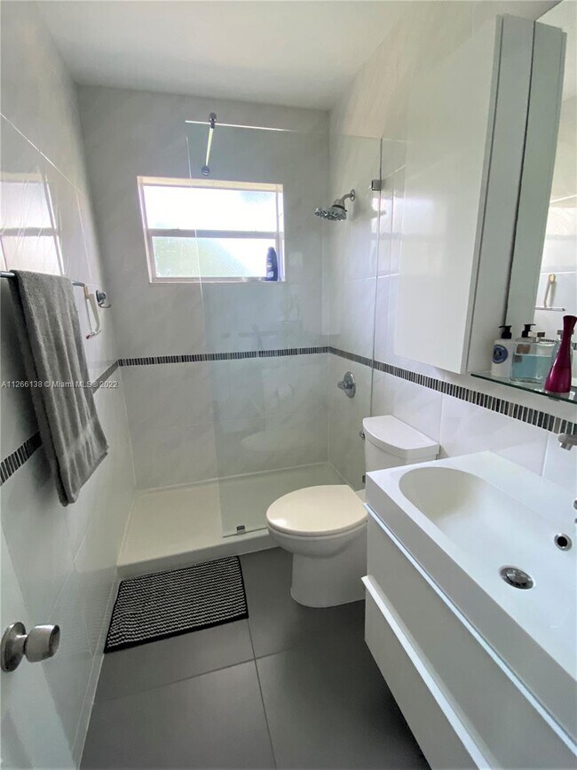 Building Photo - 1650 NE 171st St