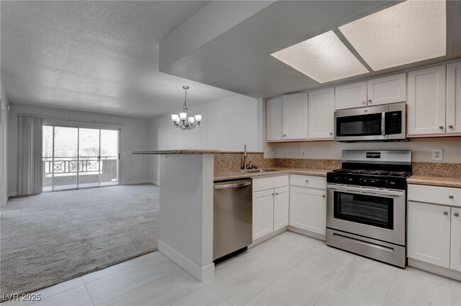 Building Photo - 8070 W Russell Rd