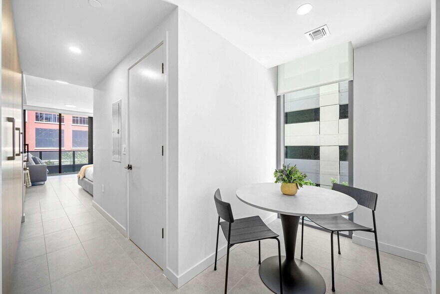 Building Photo - 121 NE 5th St