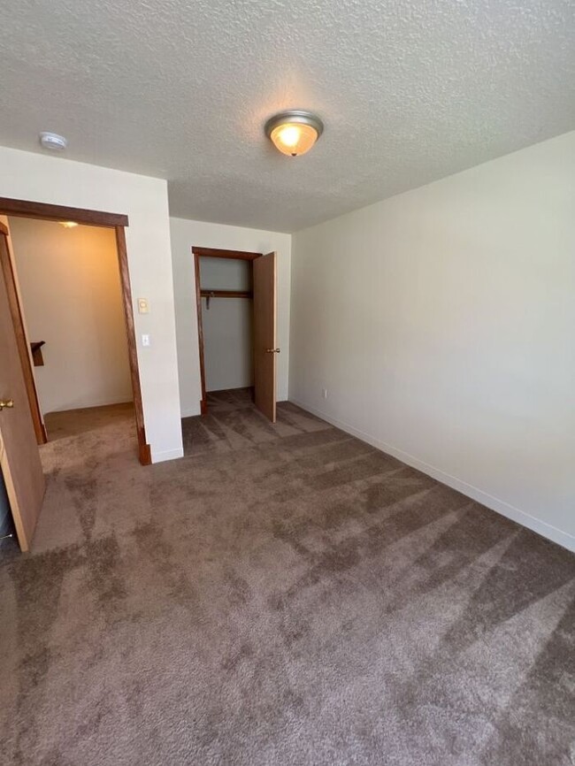 Building Photo - Spacious 2 Bedroom, 2 Bath - Move-in Ready