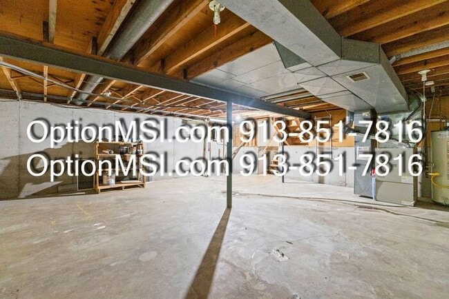 Building Photo - Very Spacious! SMSD!