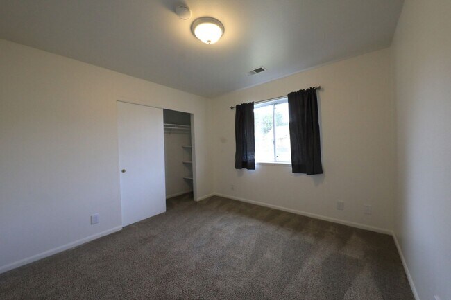 Building Photo - Spacious 3/2 in quiet neighborhood
