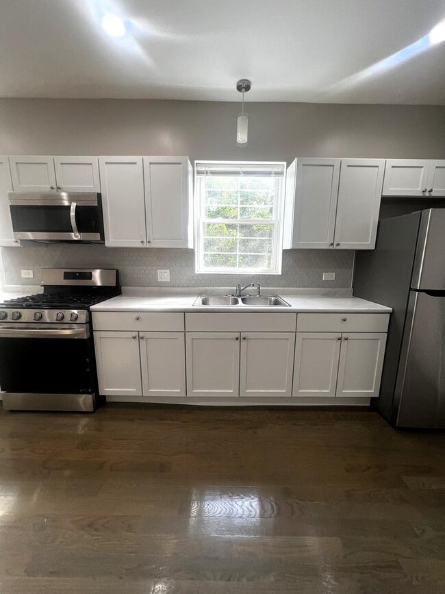 Building Photo - 3257 W Warren Blvd