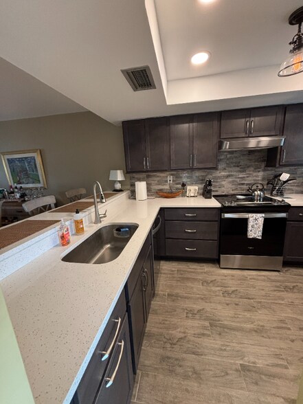 Building Photo - 1600 NE Dixie Hwy