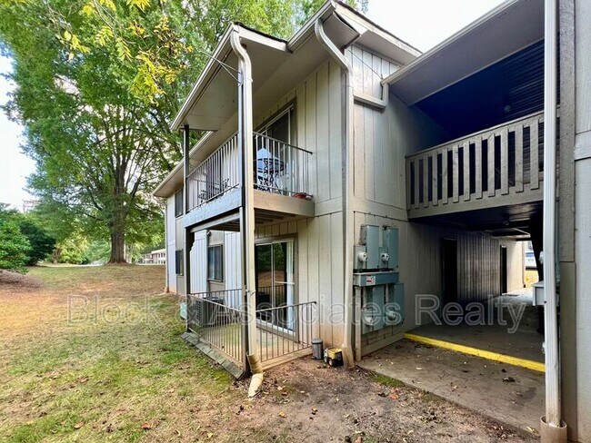 Building Photo - 2250 Sunderland Rd