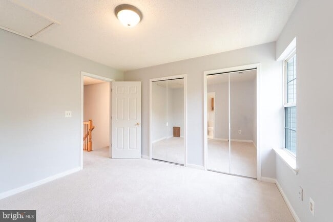 Building Photo - 413 Lakeview Ct
