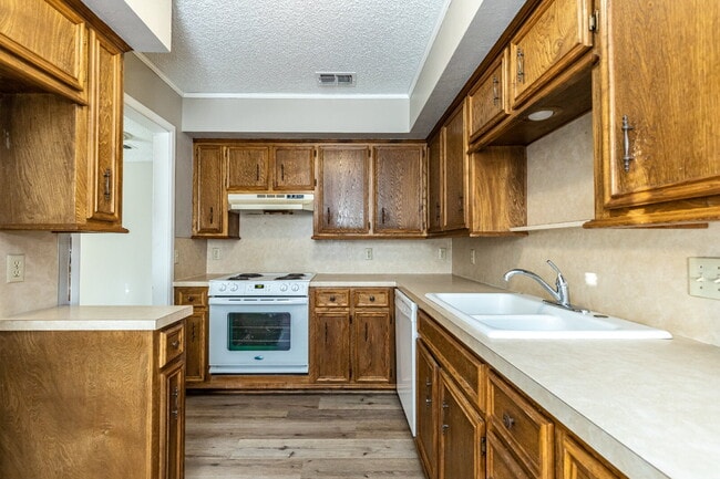 Building Photo - Great Space, Fresh feel!