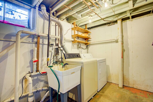 Building Photo - 24W360 Hemlock Ln