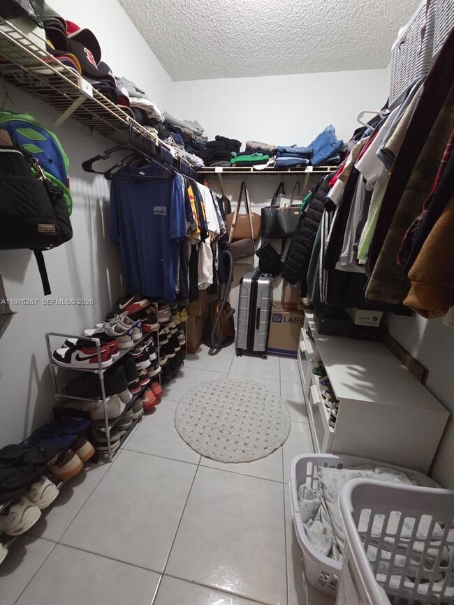 Building Photo - 220 Lakeview Dr