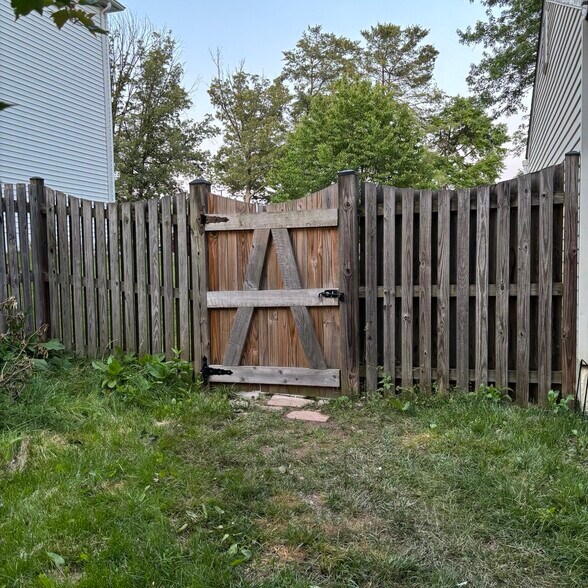 Building Photo - 2604 Quincy Adams Dr