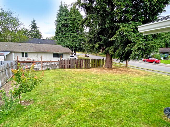 Building Photo - 835 S 76th St