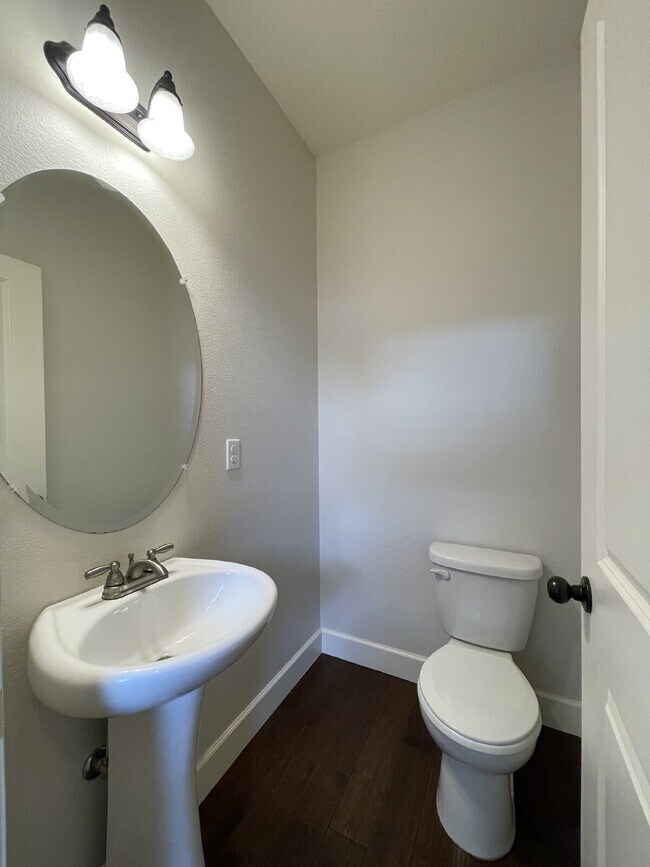 Building Photo - 3 Bedroom / 2.5 Bathroom Home with Attached Garage & Fenced Backyard