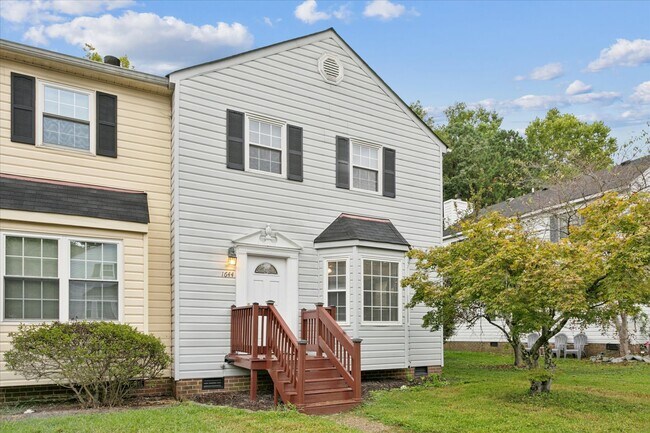 Welcome home to this gorgeous 3 bedroom, 2.5 bath home with a fully fenced backyard - 1644 Skiffes Creek Cir