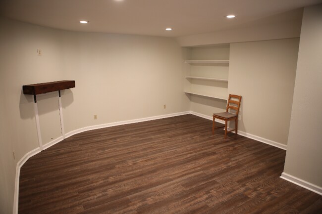 Building Photo - 611 Somerset Dr