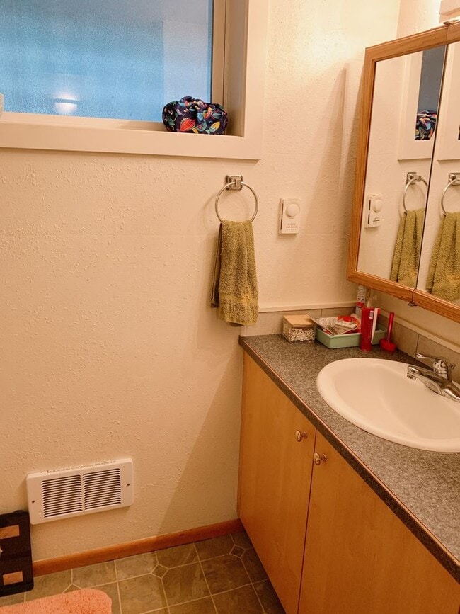 Building Photo - 1029 High St