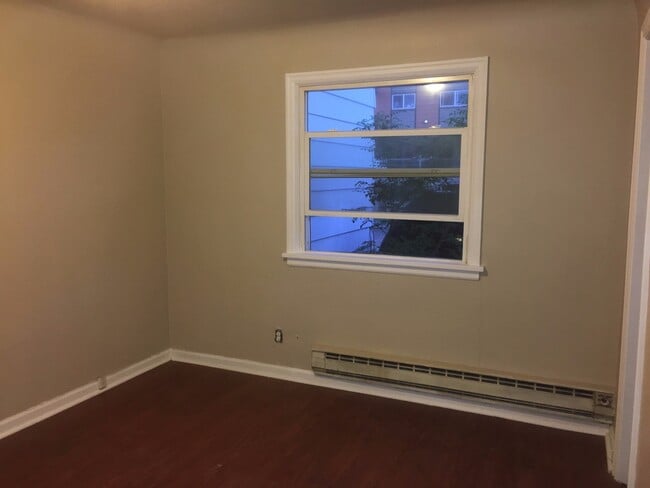 Building Photo - COZY 1BD/1BA LOWER SOUTH HILL APARTMENT | A/C | ON-SITE LAUNDRY | PET FRIENDLY | $200 OFF MOVE-IN...