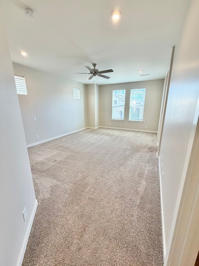 Building Photo - Beautiful 3 Bedroom Home In Desert Color!