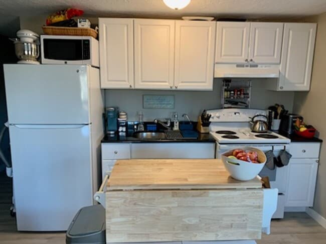 Building Photo - 2 Bedroom, 1 Bedroom Condo Year Round-Sein...