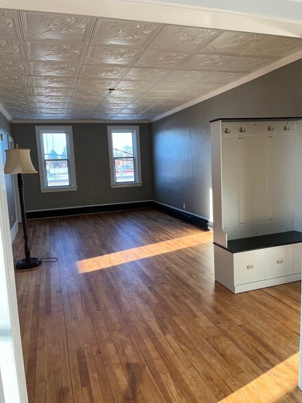 Spacious Living Room - 415 E Saint Germain St