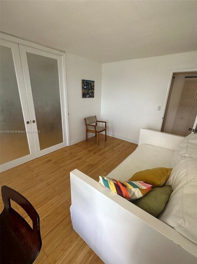 Building Photo - 1440 Brickell Bay Dr