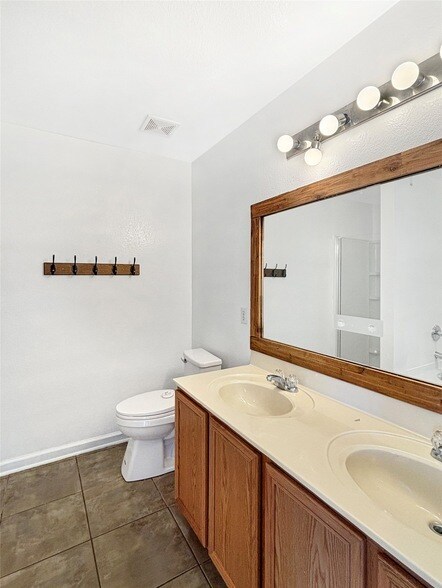 Building Photo - 1217 Caroline Dr