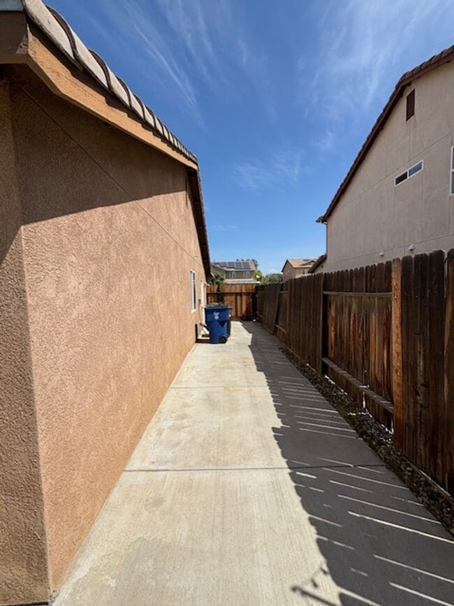 Building Photo - Clean 3 Bedroom / 2 Bathroom Home in Rosed...