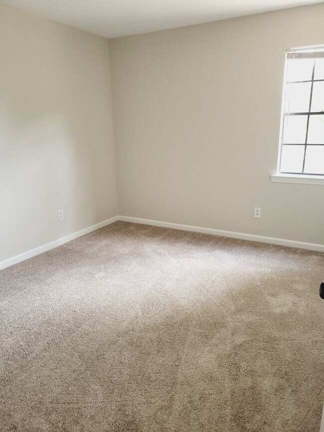 Building Photo - Beautifully Maintained Home in Desirable 35223