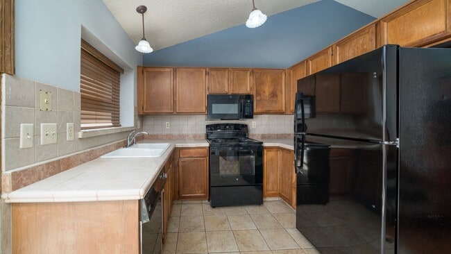 Building Photo - End unit 3 bedroom townhome near Ute Valle...
