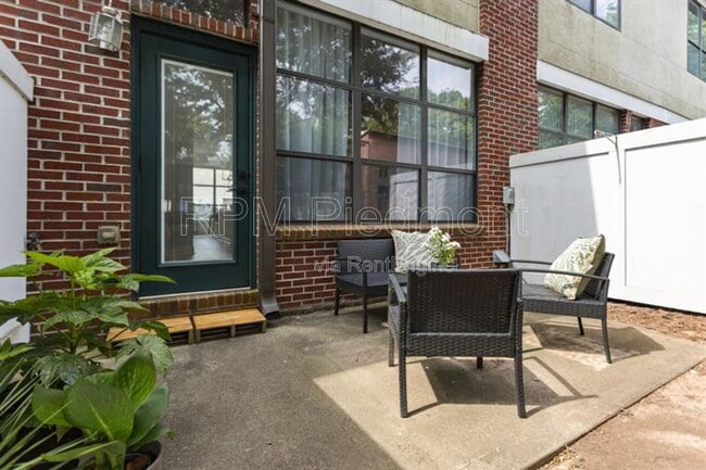 Building Photo - 174 Chester Ave SE