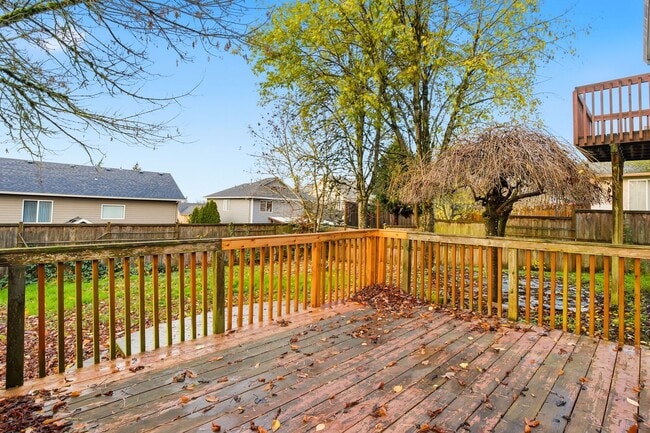 Building Photo - 10931 SE Henderson Dr