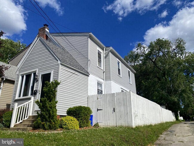Building Photo - 746 16th Ave