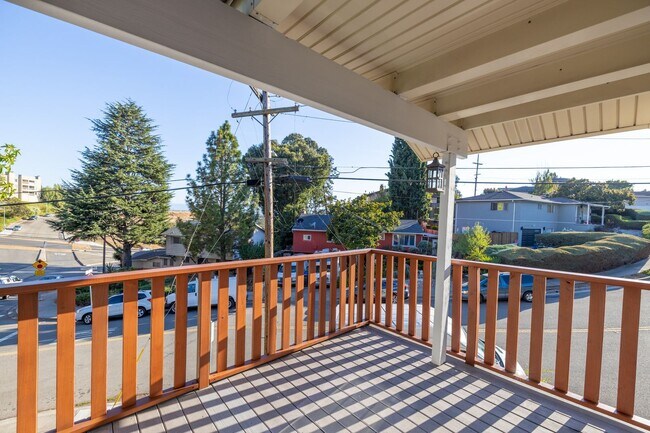 Building Photo - Beautiful 3 bedroom home with Castro Valle...