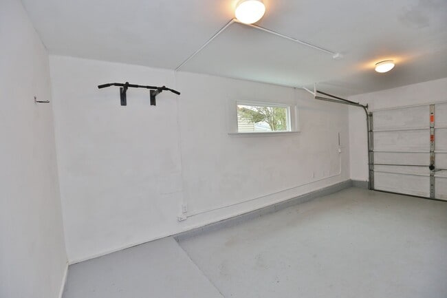 Building Photo - MUST SEE! Charming 3-Bedroom Townhome in Thoroughgood! 1-Car Attached Garage!