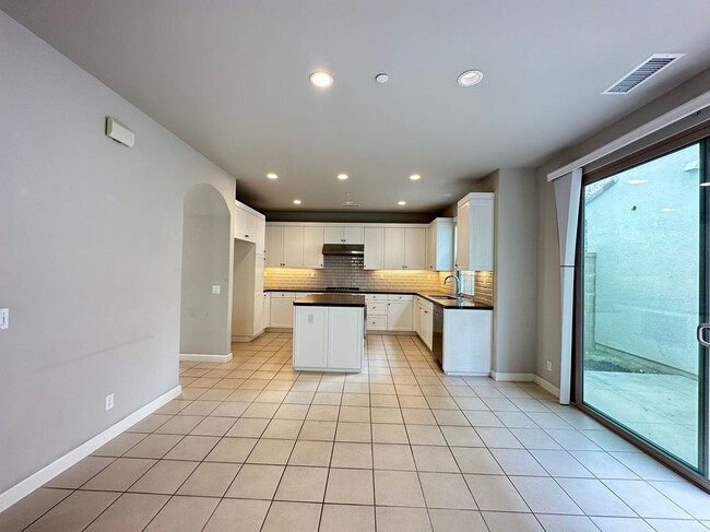 Building Photo - 4 BEDROOM HOME FOR LEASING IN Irvine
