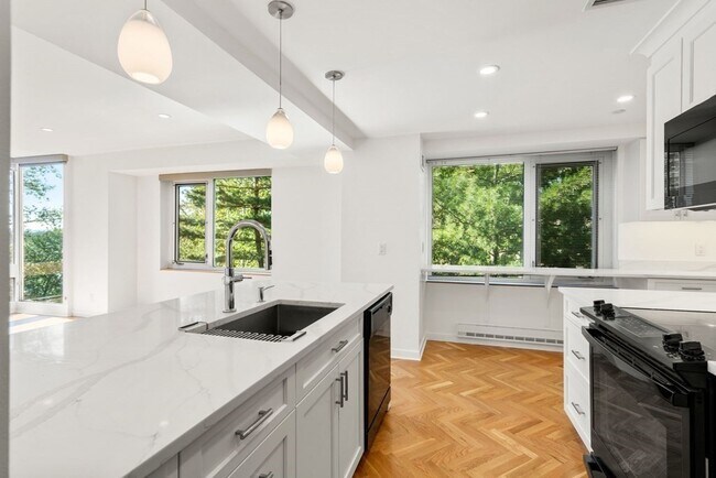 Building Photo - 975 Memorial Dr