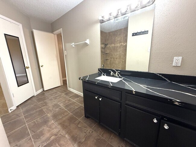 Building Photo - 15934 Blueridge Rd