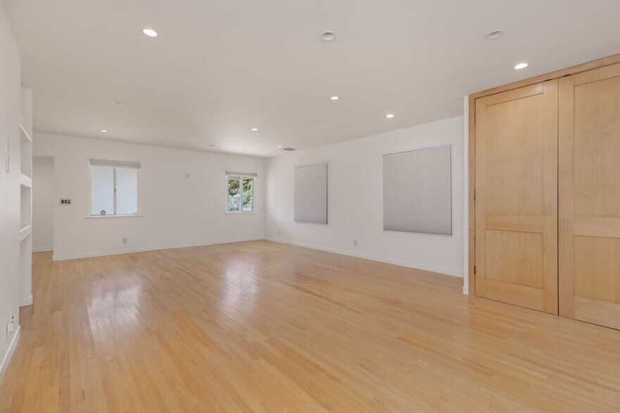 Building Photo - 709 Avenue D