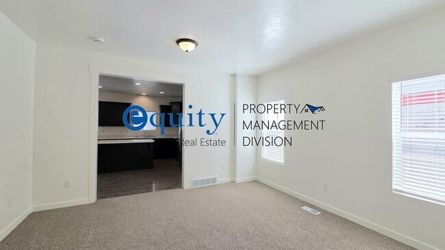 Building Photo - Newly Remodeled!