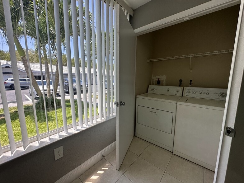 Building Photo - 2820 N Oakland Forest Dr