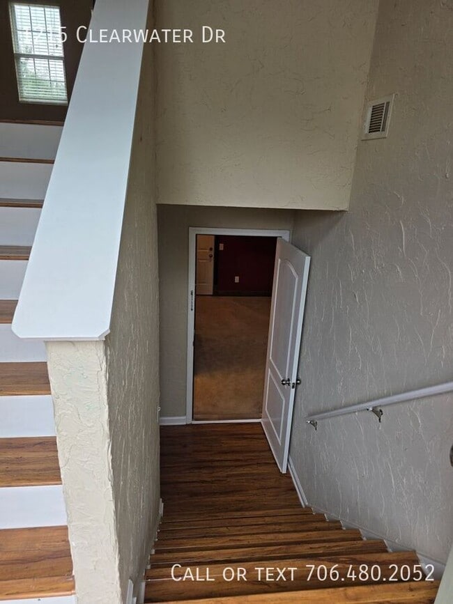 Building Photo - 1215 Clearwater Dr