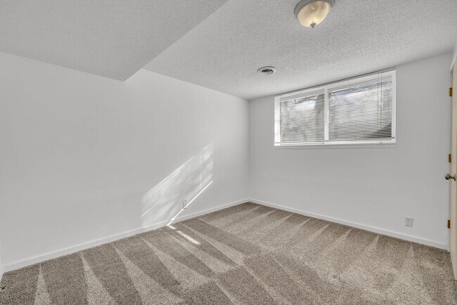 Building Photo - 5 Bedroom 3 Bathroom Home in Sandy!