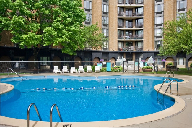 Building Photo - 1 Renaissance Pl