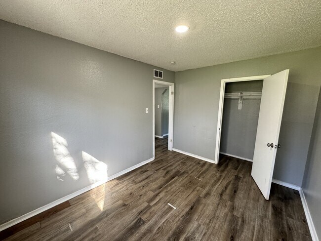Building Photo - 2 Bedroom and 1 bathroom ready to move in