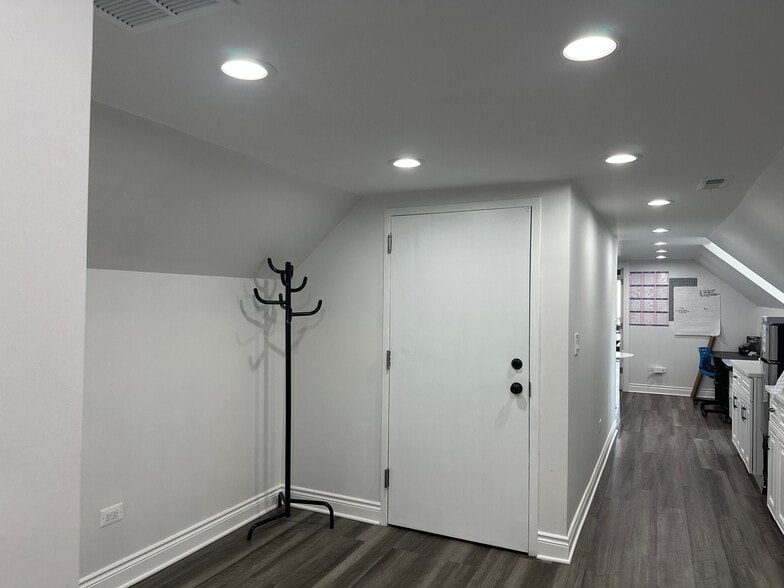 Building Photo - 2501 S Whipple St