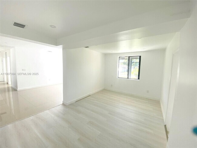 Building Photo - 631 NE 171 St