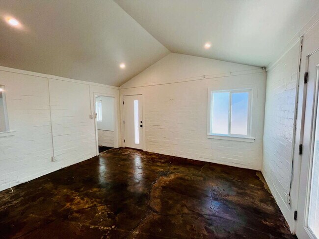 Building Photo - Adorable Studio Cabin near Joshua Tree Town Center