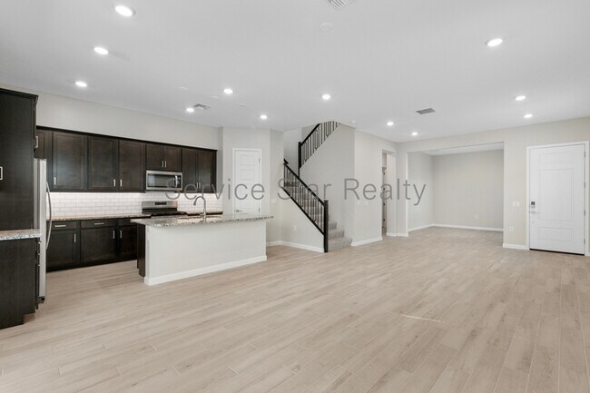 Building Photo - 5062 E Hartford Ave