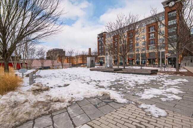 Building Photo - 1107 S Walter Reed Dr