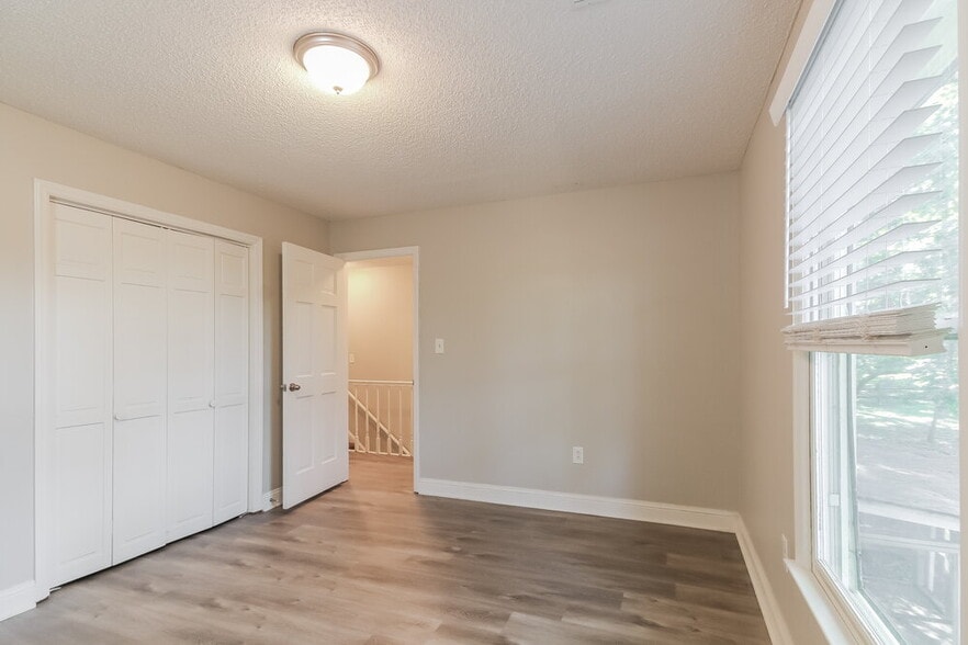 Building Photo - 524 Robin Dr