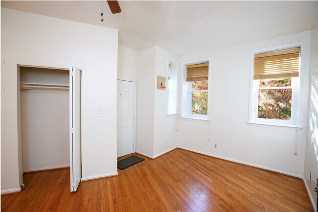 Building Photo - Charming Hill East One Bedroom